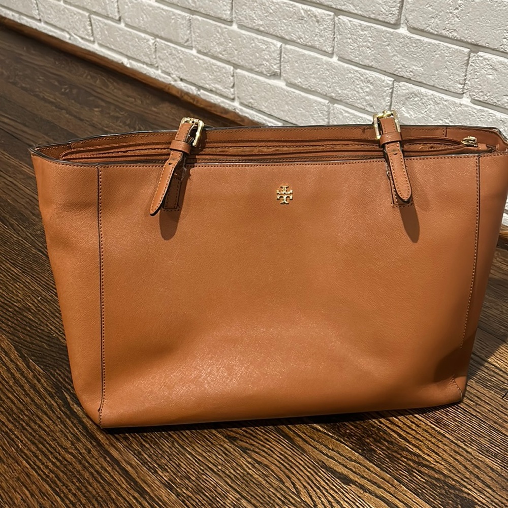 Tory Burch lap top bag. Used good condition. Beautiful sturdy bag.Selling in bag